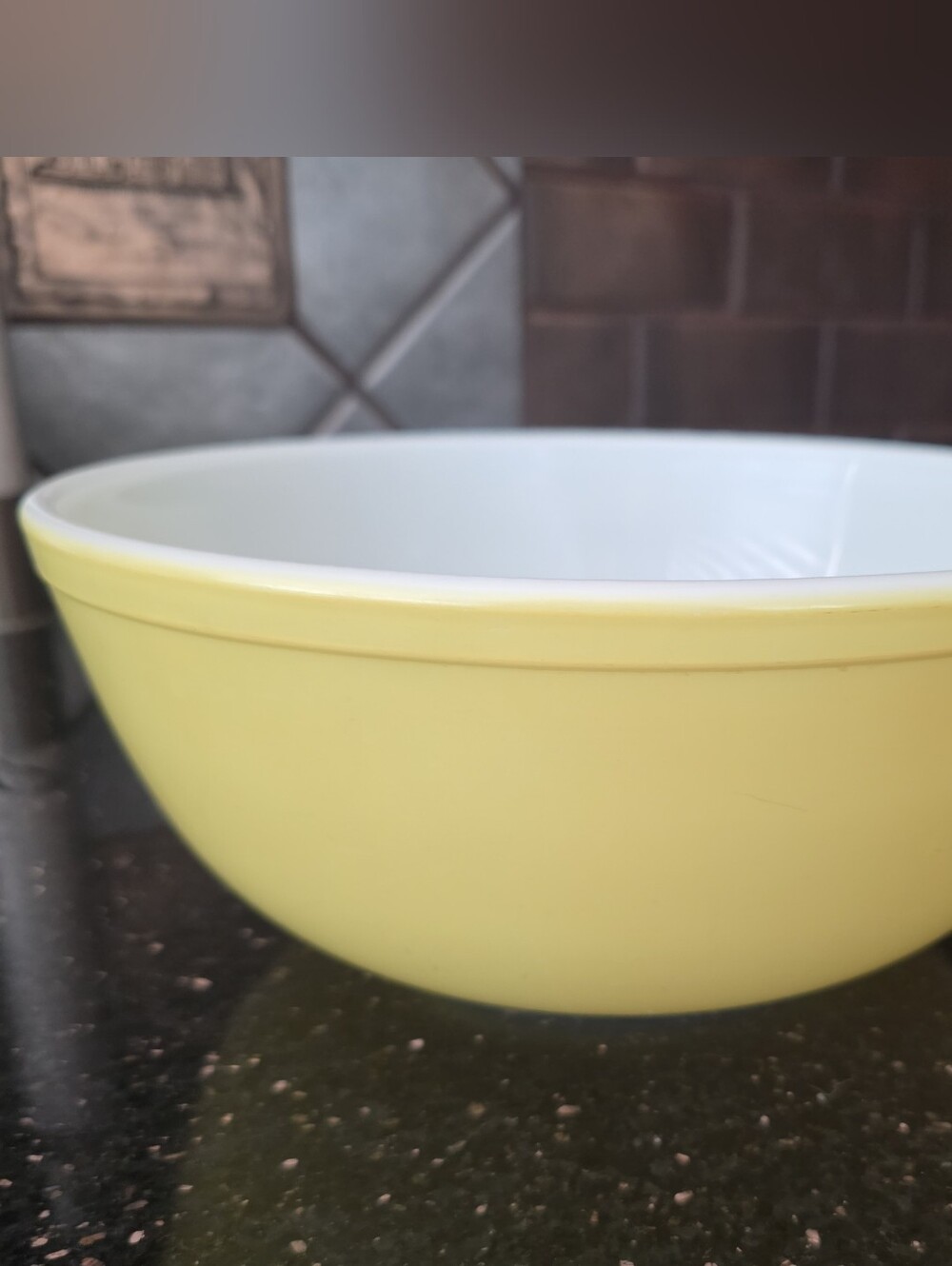 Vintage Pyrex Yellow Mixing Bowl 4 Quart - Picture 3 of 8